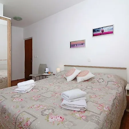 Guest house Franica 2*